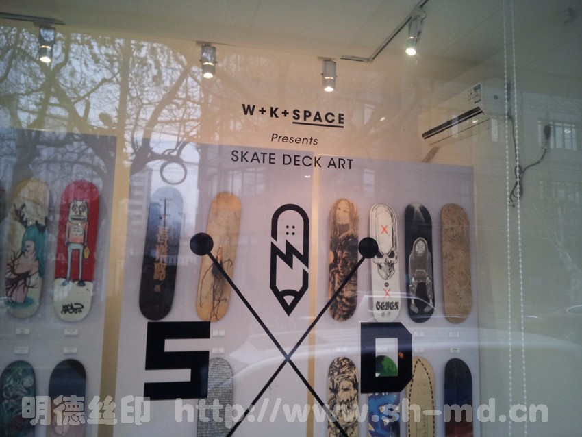 現(xiàn)場(chǎng)玻璃櫥窗絲印 現(xiàn)場(chǎng)玻璃櫥窗絲印